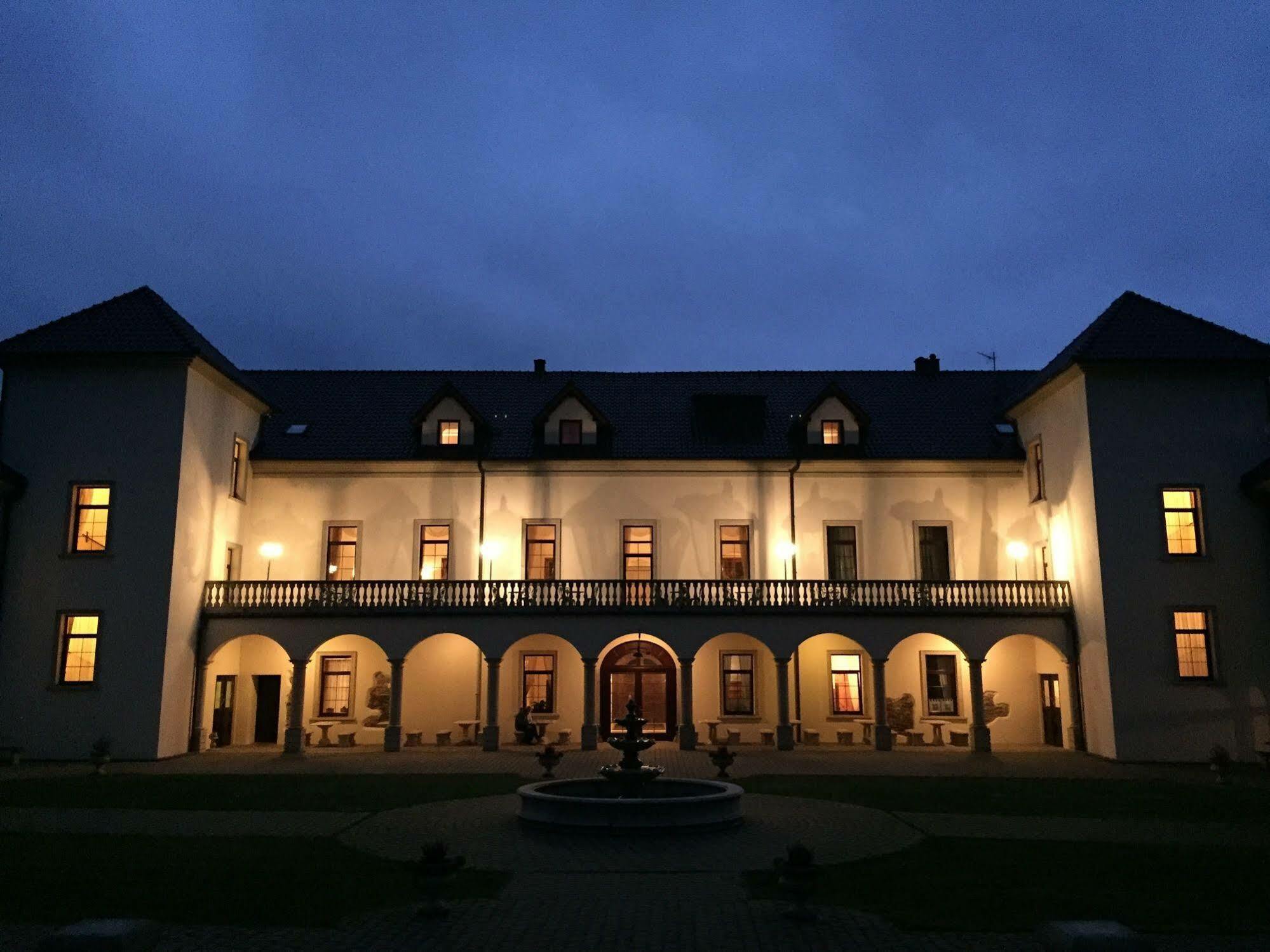Hôtel Zamek Kamenny Dvur à Mostov Extérieur photo
