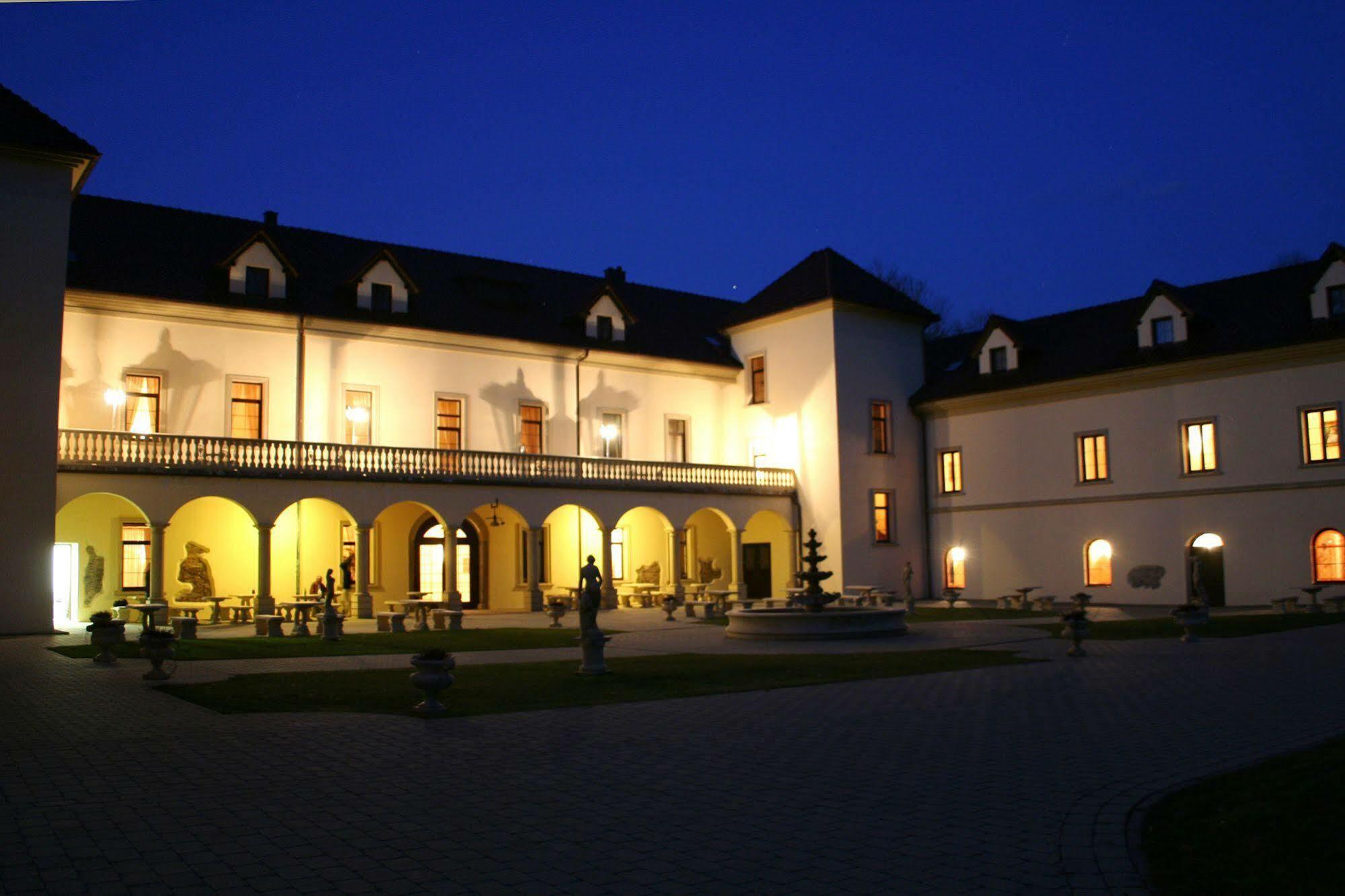 Hôtel Zamek Kamenny Dvur à Mostov Extérieur photo