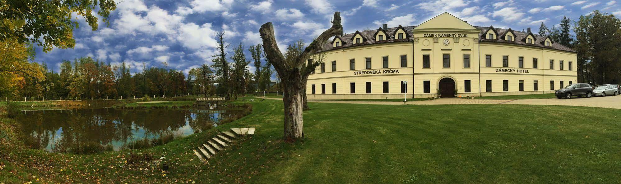 Hôtel Zamek Kamenny Dvur à Mostov Extérieur photo