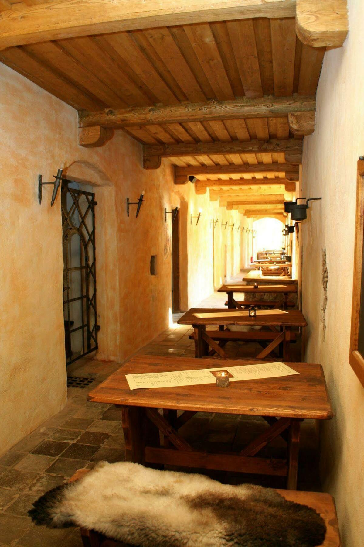 Hôtel Zamek Kamenny Dvur à Mostov Extérieur photo