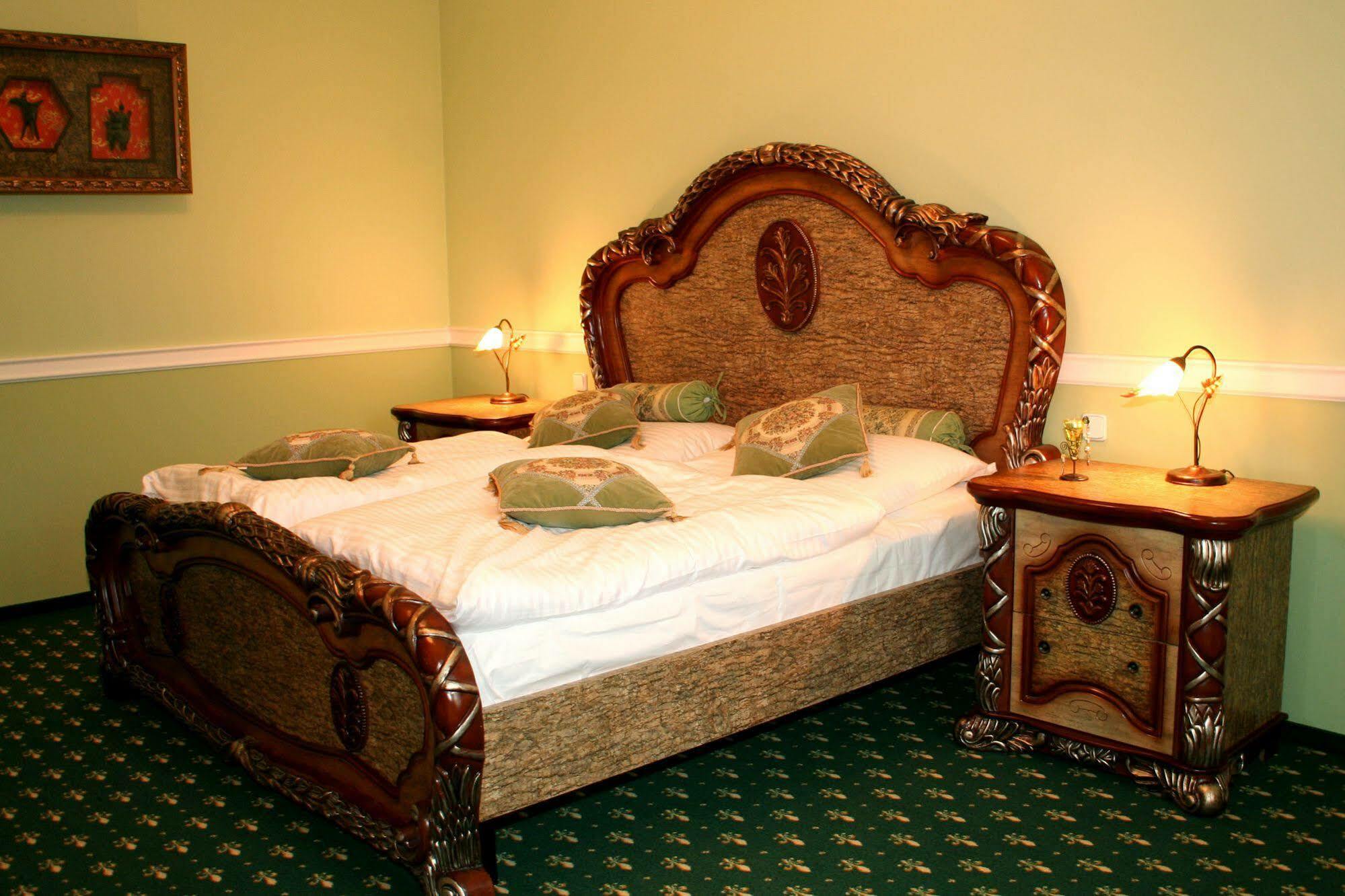Hôtel Zamek Kamenny Dvur à Mostov Extérieur photo