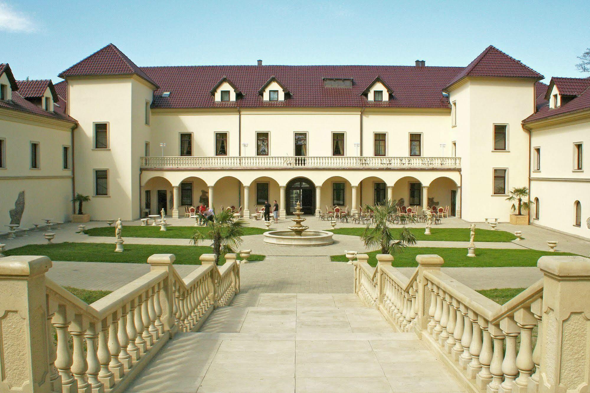 Hôtel Zamek Kamenny Dvur à Mostov Extérieur photo