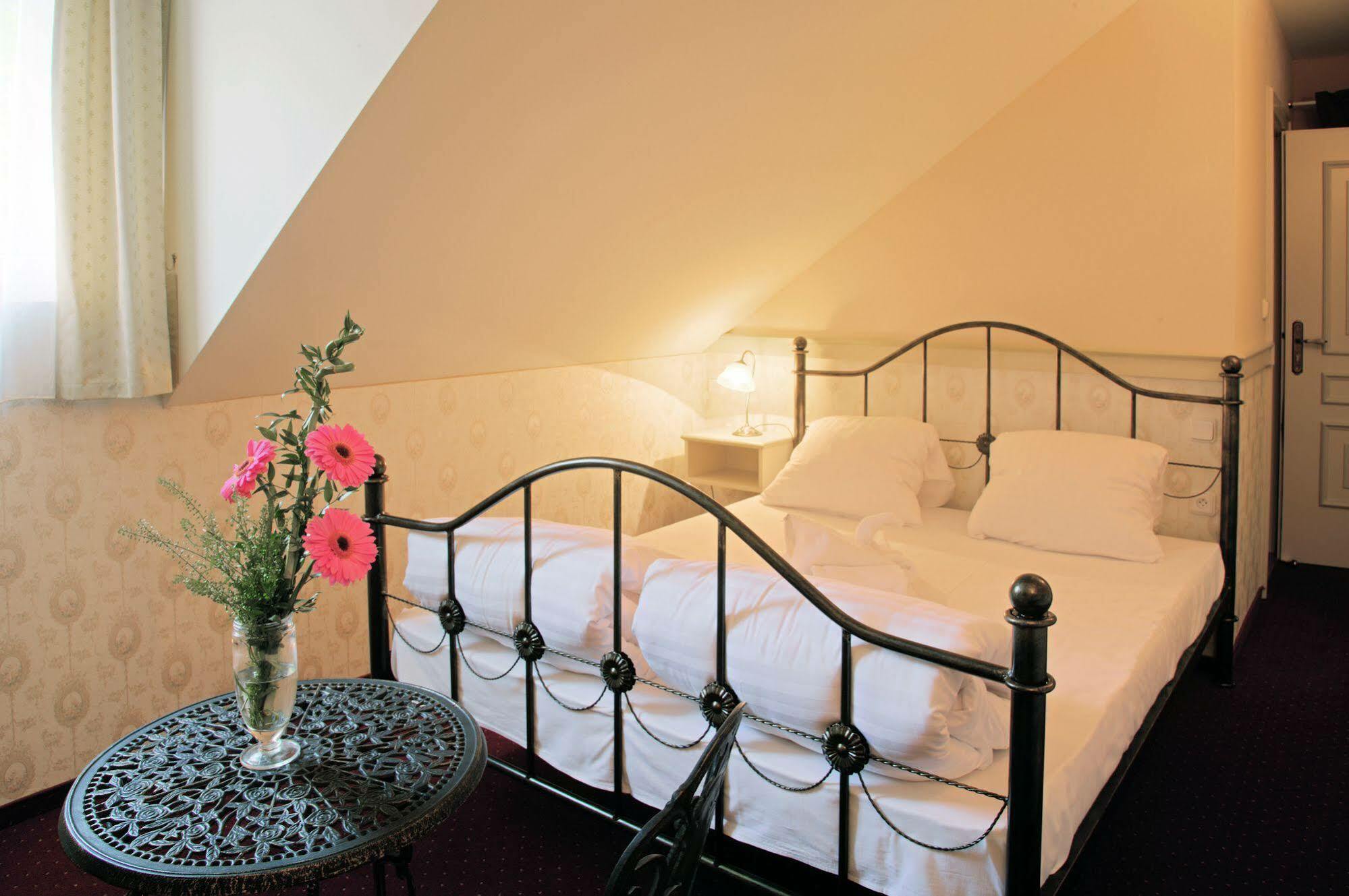 Hôtel Zamek Kamenny Dvur à Mostov Extérieur photo