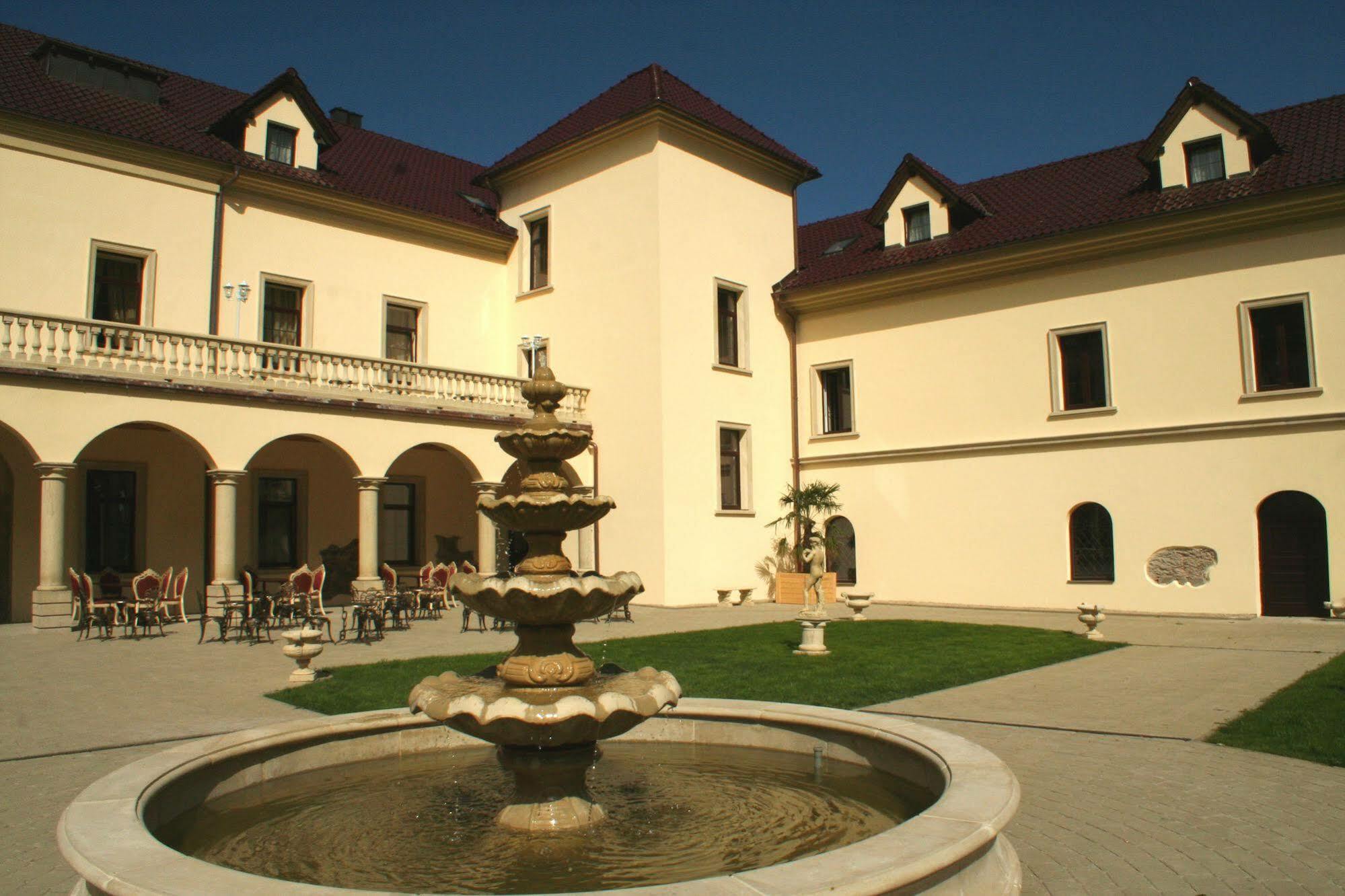 Hôtel Zamek Kamenny Dvur à Mostov Extérieur photo